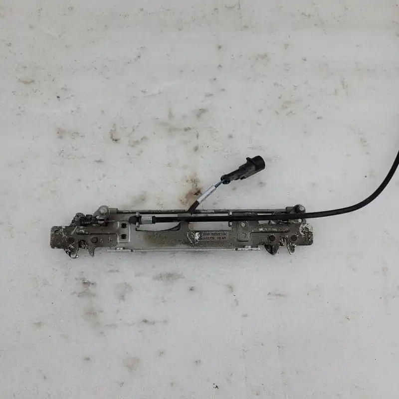 (new ref. 708301642) center latch Original
